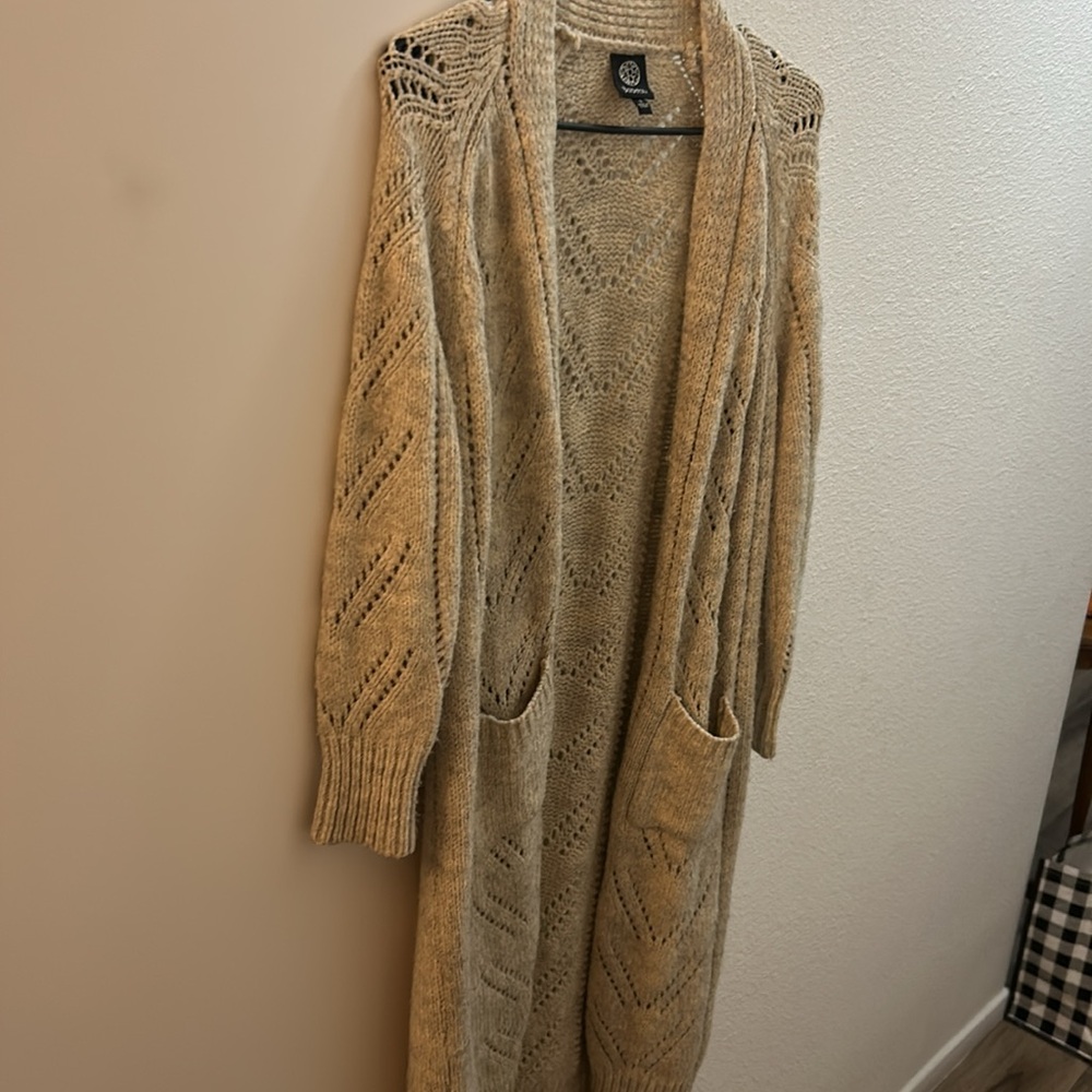 Beige long sweater size medium gently used - Picture 4 of 7